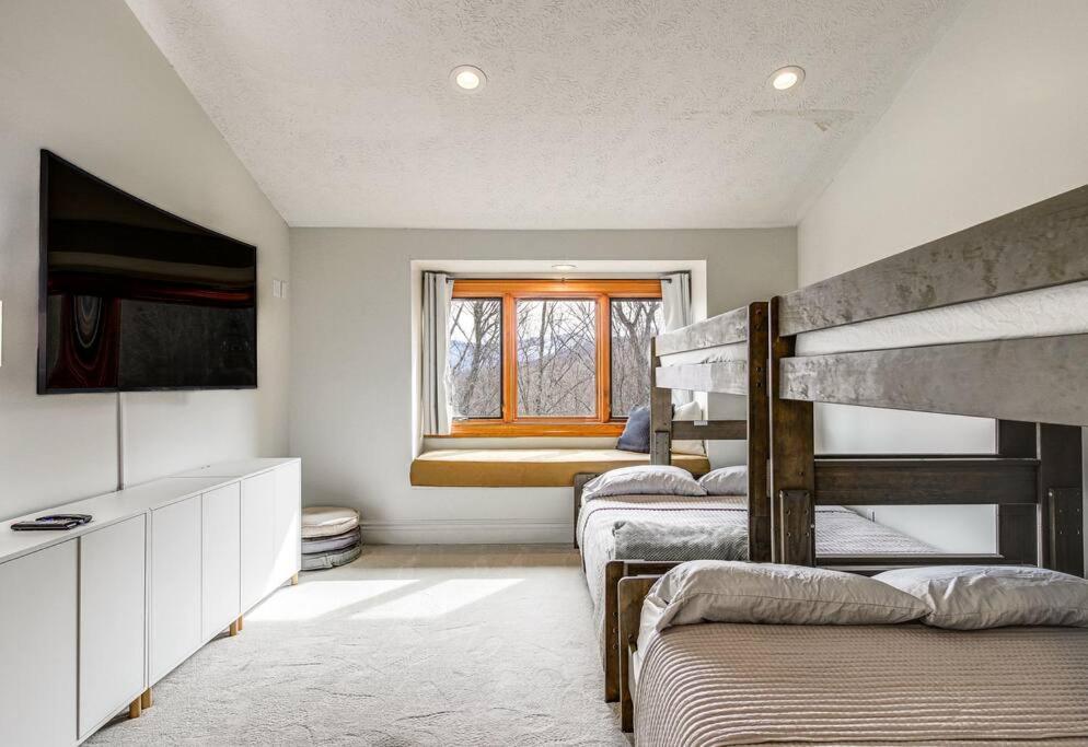 Lux Retro Getaway W/ Ober & Smoky Mtn Views! Vila Gatlinburg Exterior foto