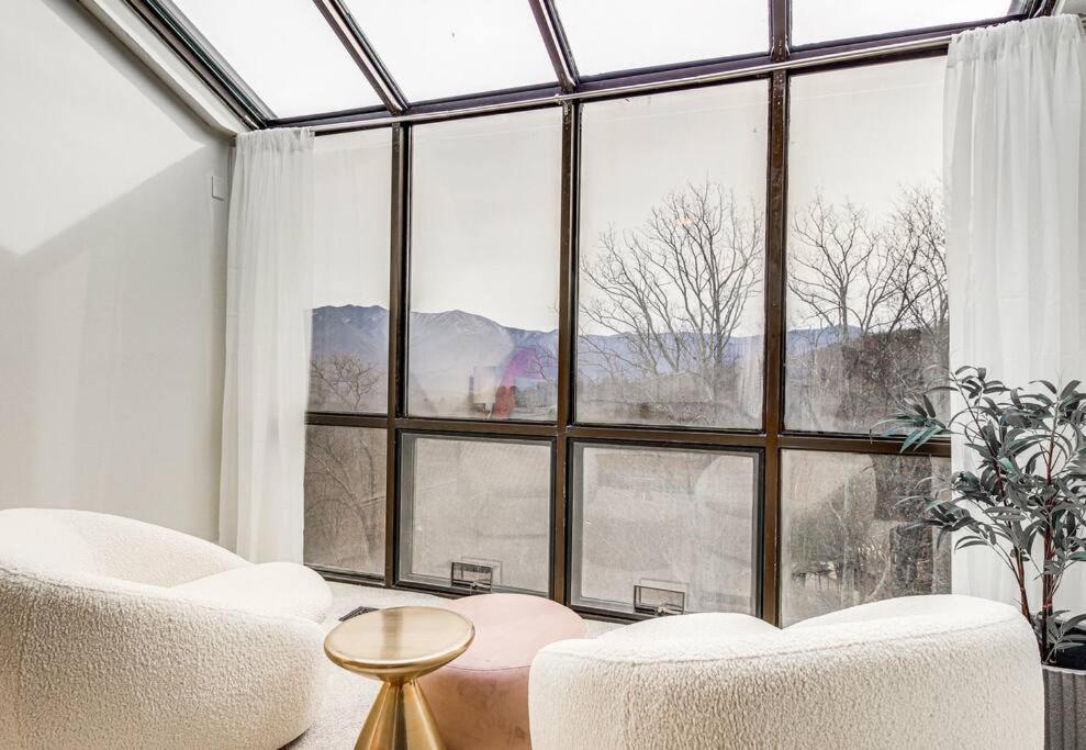 Lux Retro Getaway W/ Ober & Smoky Mtn Views! Vila Gatlinburg Exterior foto