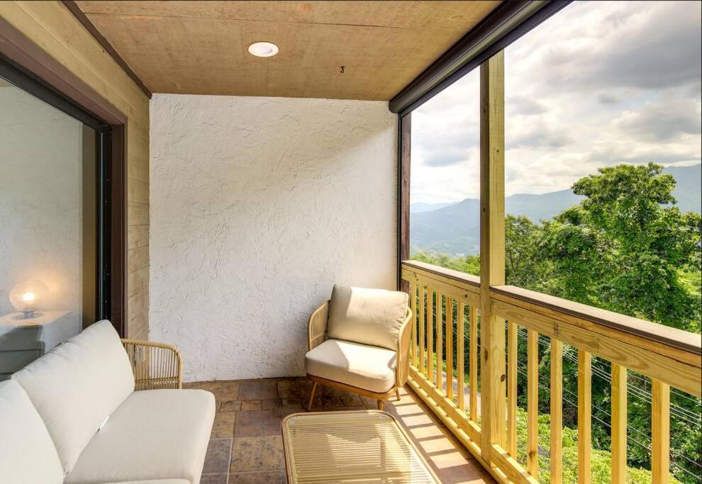 Lux Retro Getaway W/ Ober & Smoky Mtn Views! Vila Gatlinburg Exterior foto