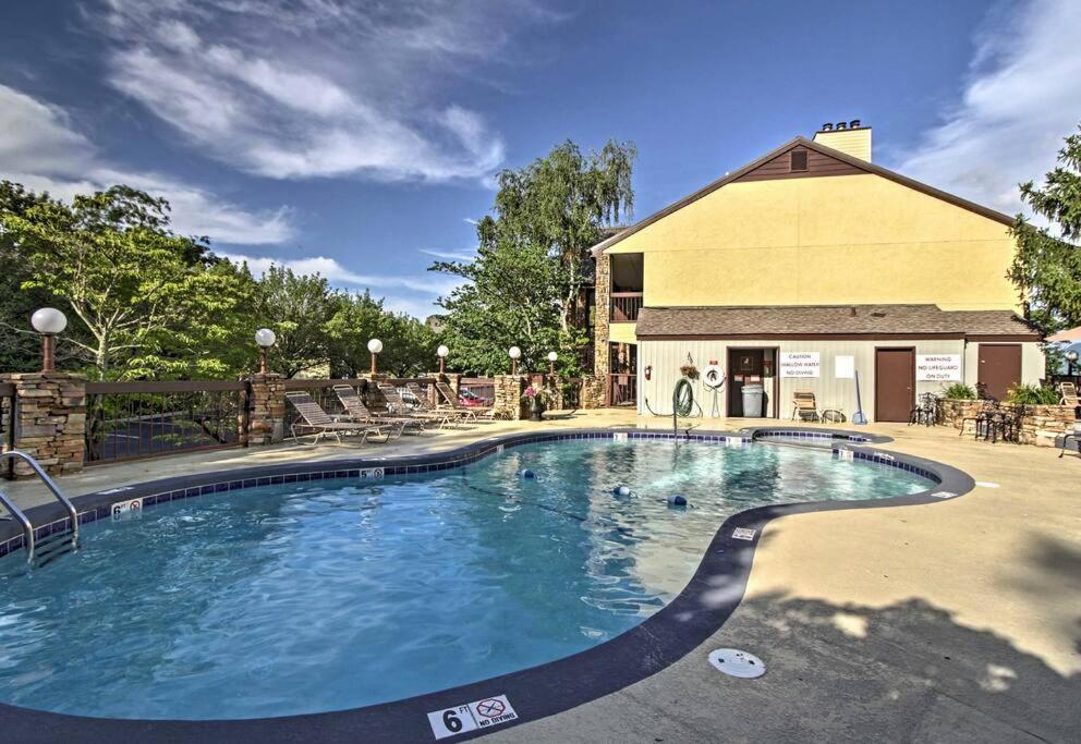 Lux Retro Getaway W/ Ober & Smoky Mtn Views! Vila Gatlinburg Exterior foto