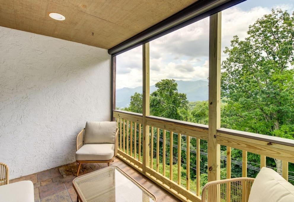 Lux Retro Getaway W/ Ober & Smoky Mtn Views! Vila Gatlinburg Exterior foto