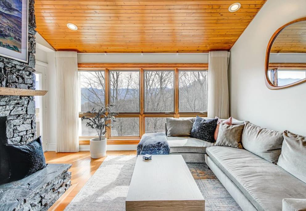 Lux Retro Getaway W/ Ober & Smoky Mtn Views! Vila Gatlinburg Exterior foto