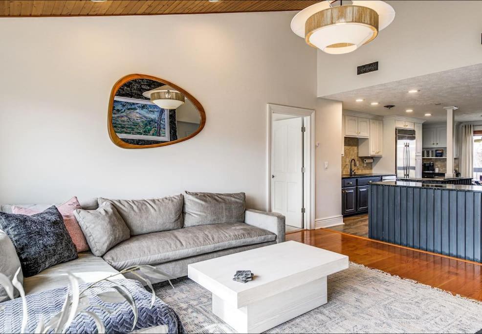 Lux Retro Getaway W/ Ober & Smoky Mtn Views! Vila Gatlinburg Exterior foto