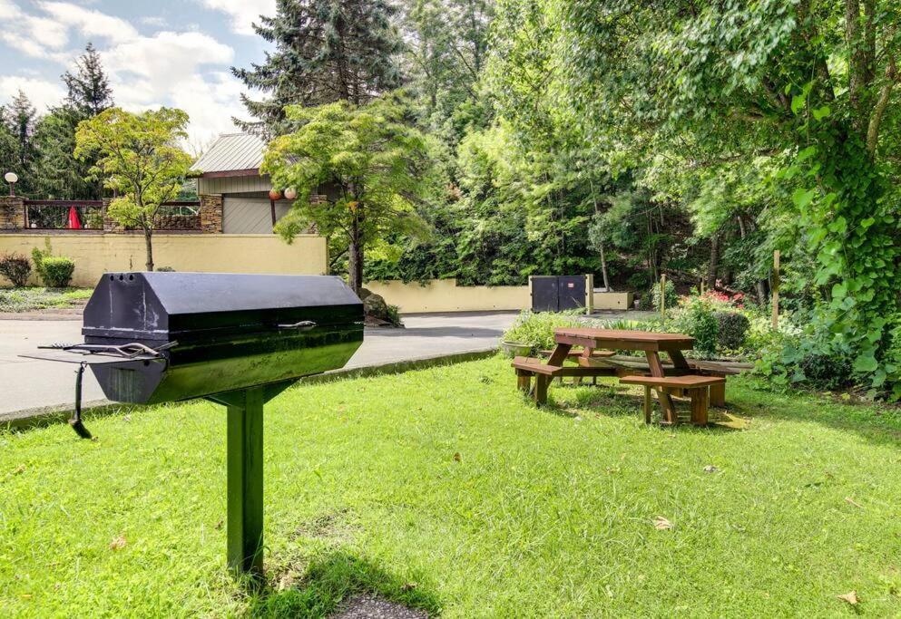 Lux Retro Getaway W/ Ober & Smoky Mtn Views! Vila Gatlinburg Exterior foto