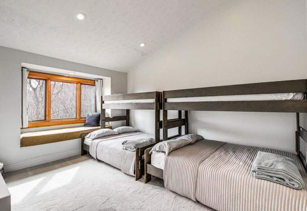 Lux Retro Getaway W/ Ober & Smoky Mtn Views! Vila Gatlinburg Exterior foto