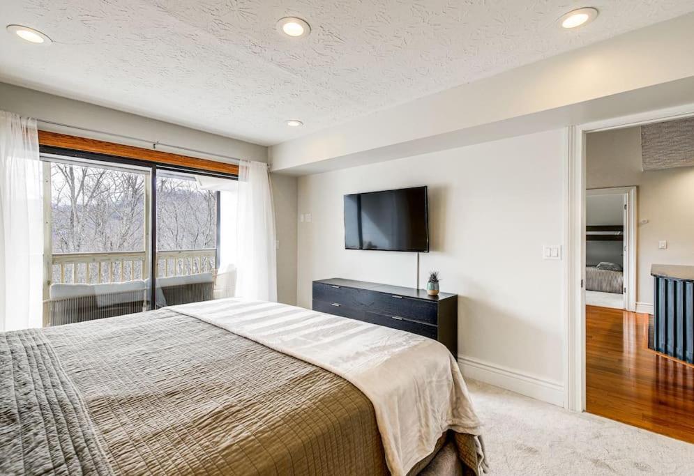 Lux Retro Getaway W/ Ober & Smoky Mtn Views! Vila Gatlinburg Exterior foto