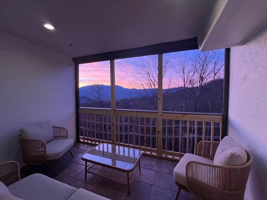 Lux Retro Getaway W/ Ober & Smoky Mtn Views! Vila Gatlinburg Exterior foto