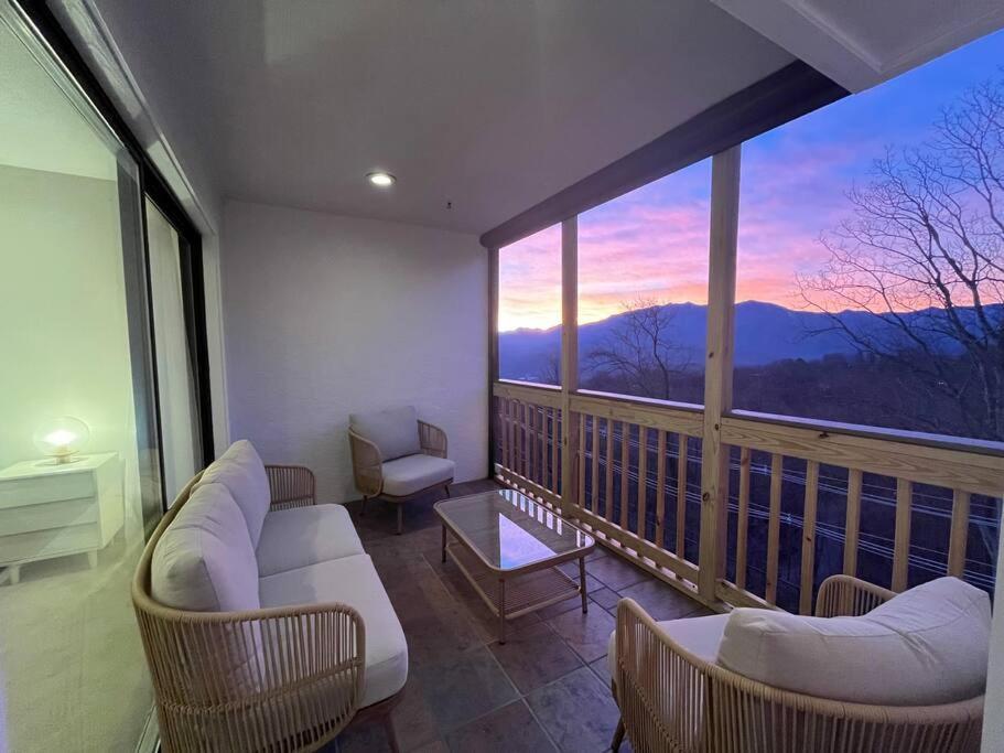 Lux Retro Getaway W/ Ober & Smoky Mtn Views! Vila Gatlinburg Exterior foto