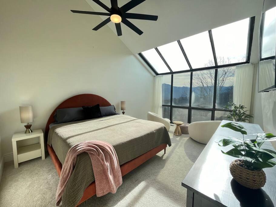 Lux Retro Getaway W/ Ober & Smoky Mtn Views! Vila Gatlinburg Exterior foto