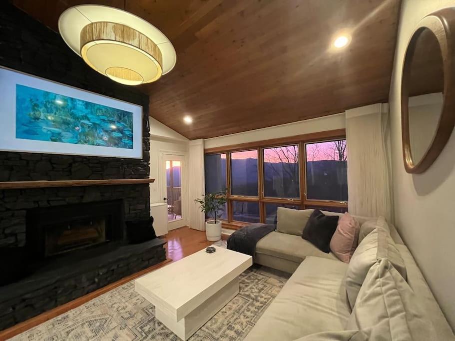 Lux Retro Getaway W/ Ober & Smoky Mtn Views! Vila Gatlinburg Exterior foto