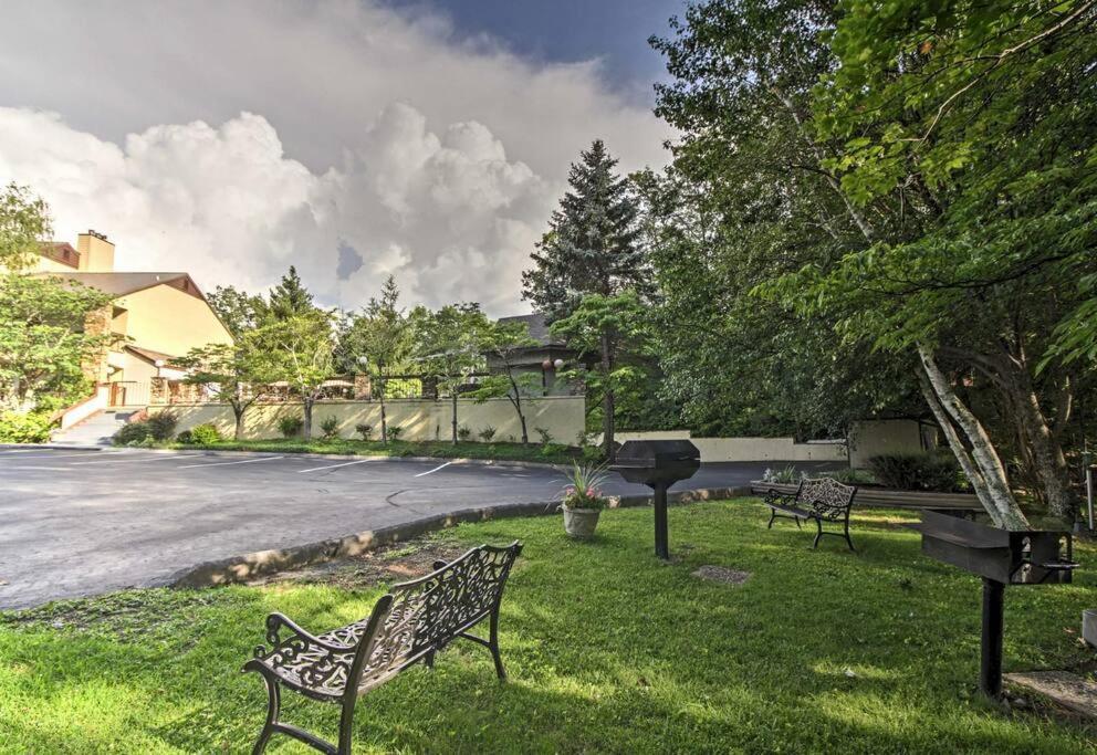 Lux Retro Getaway W/ Ober & Smoky Mtn Views! Vila Gatlinburg Exterior foto