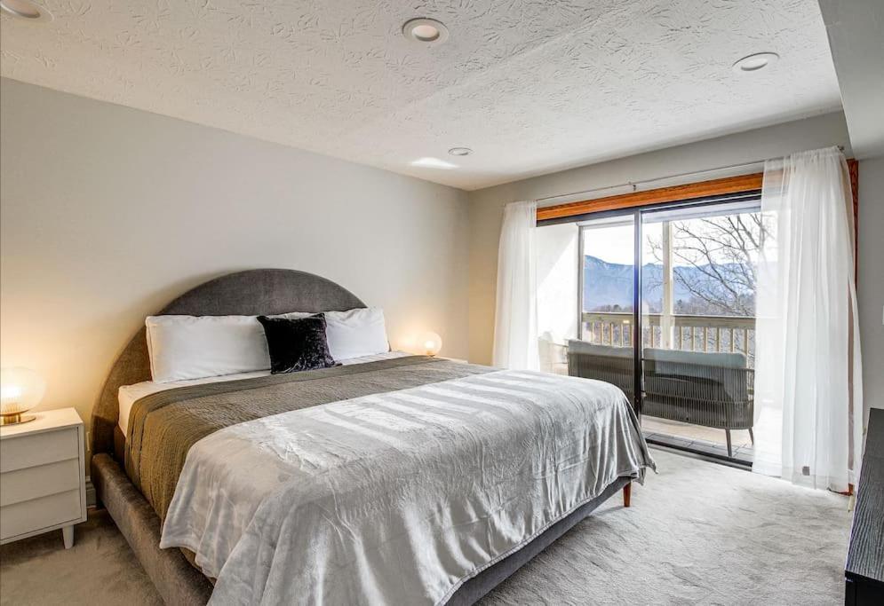 Lux Retro Getaway W/ Ober & Smoky Mtn Views! Vila Gatlinburg Exterior foto