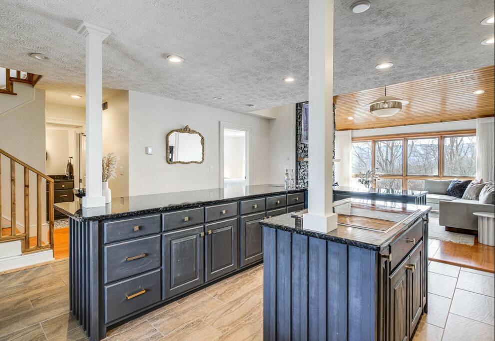 Lux Retro Getaway W/ Ober & Smoky Mtn Views! Vila Gatlinburg Exterior foto
