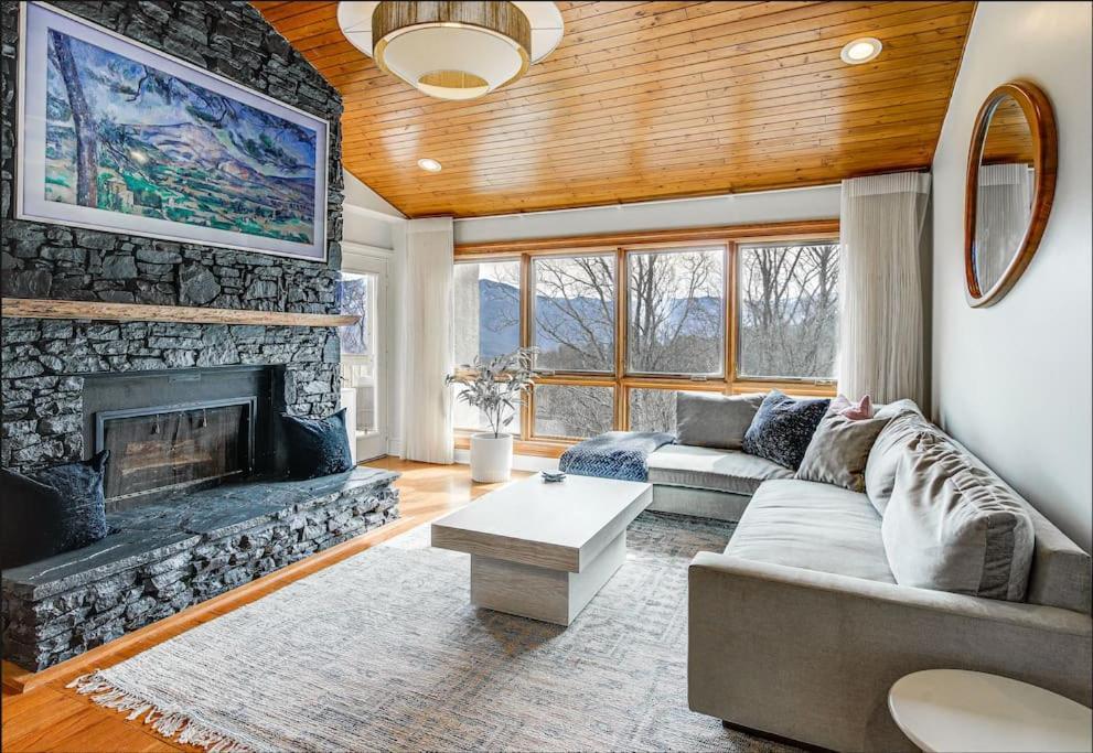 Lux Retro Getaway W/ Ober & Smoky Mtn Views! Vila Gatlinburg Exterior foto