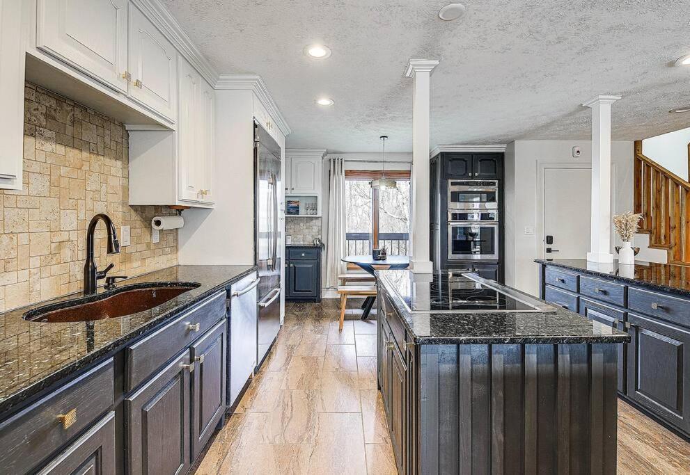 Lux Retro Getaway W/ Ober & Smoky Mtn Views! Vila Gatlinburg Exterior foto
