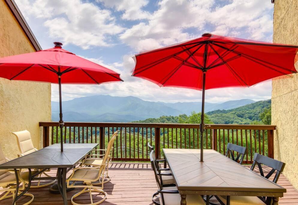 Lux Retro Getaway W/ Ober & Smoky Mtn Views! Vila Gatlinburg Exterior foto
