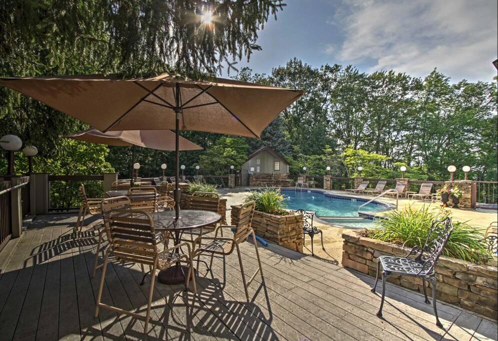 Lux Retro Getaway W/ Ober & Smoky Mtn Views! Vila Gatlinburg Exterior foto