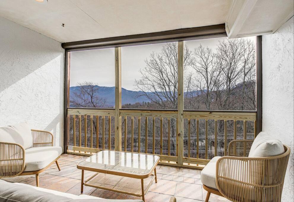 Lux Retro Getaway W/ Ober & Smoky Mtn Views! Vila Gatlinburg Exterior foto